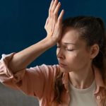Летняя тревожность — следствие жары, бессонницы и перемен