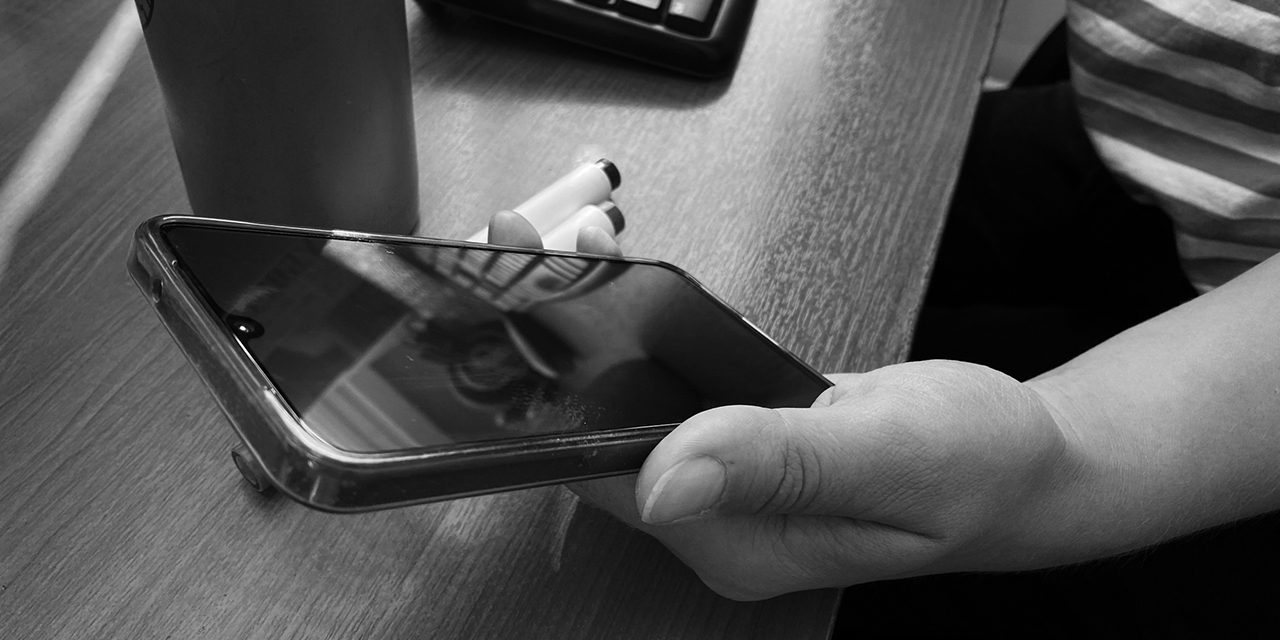 Думскроллинг усиливает тревожность и нарушает сон