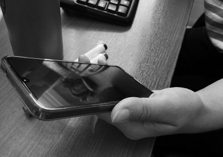Думскроллинг усиливает тревожность и нарушает сон
