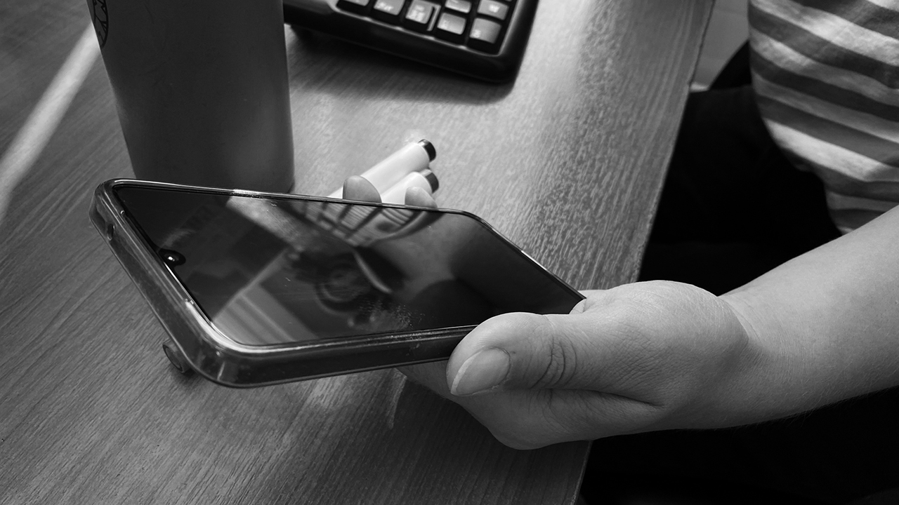 Думскроллинг усиливает тревожность и нарушает сон