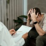 Две недели симптомов — повод обратиться к специалисту при осенней тревожности