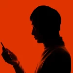 Думскроллинг удерживает внимание через поиск контроля над опасностью