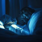 Исследование 187 студентов связало смартфон перед сном с риском нарушений сна